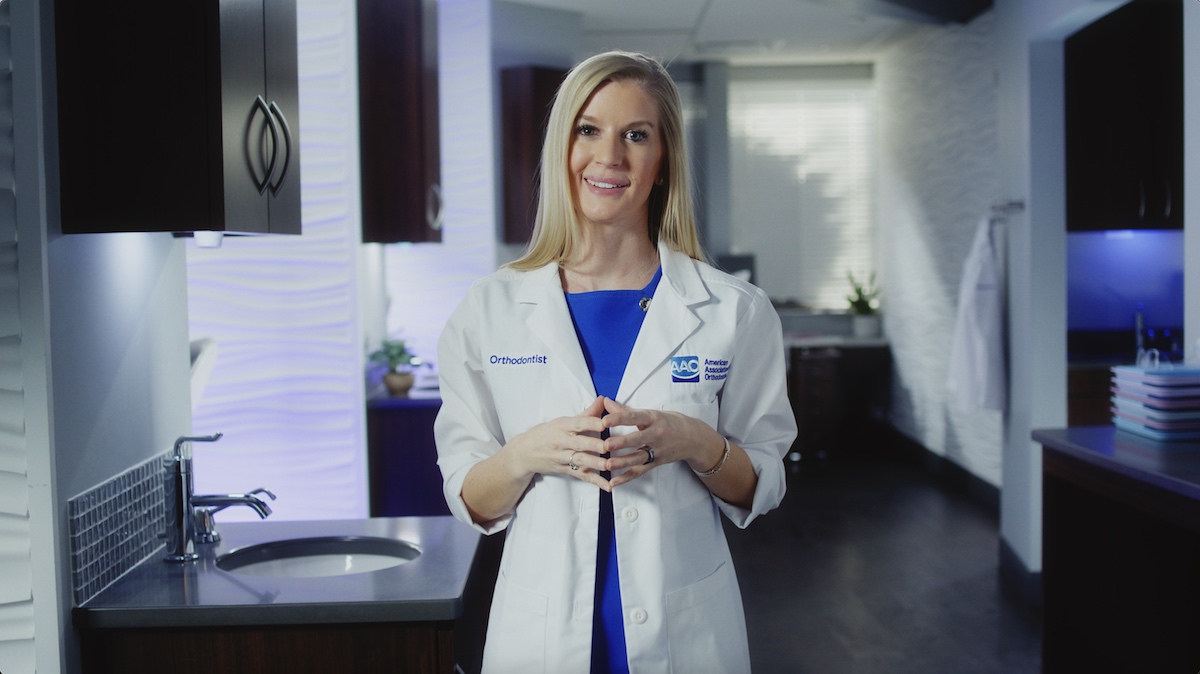 An orthodontist explaining the financial aspects of orthodontic treatment, highlighting that costs vary based on treatment type, complexity, and duration.